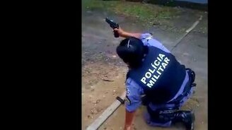 Полицейская учится стрелять - смотреть видео (0:56)