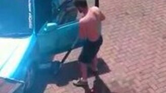 Задорный подъём машины домкратом - смотреть видео (0:51)