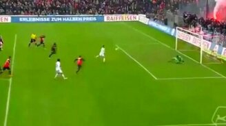 Тройное отбивание гола - смотреть видео (0:17)