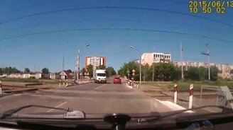 Сшибли оба шлагбаума на переезде - смотреть видео (0:49)