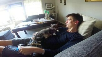 Кот-эгоист и хозчин-игроман - смотреть видео (1:32)