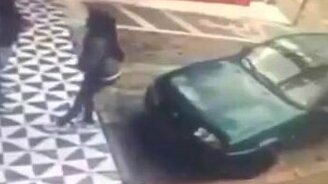 Девушка приседает на капот - смотреть видео (0:11)