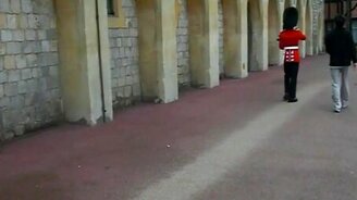 Не трожь английского гвардейца - смотреть видео (0:20)