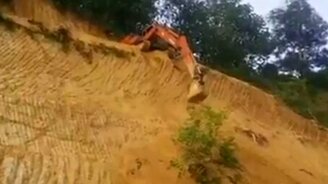 Мастерский спуск на экскаваторе - смотреть видео (1:14)