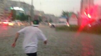 Пешеход переплывает дорогу - смотреть видео (0:16)