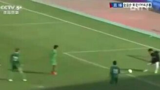 Неудача защитника и вратаря - смотреть видео (0:27)