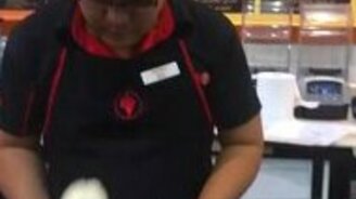 Жонглёр-мороженщик - смотреть видео (0:28)