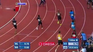 Бегун чуть не задавил блондинку - смотреть видео (0:35)