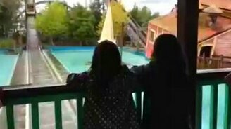 Девочку смыло напором воды - смотреть видео (0:12)