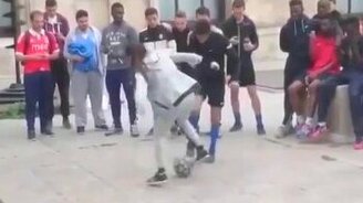 Ловкачка с мячом - смотреть видео (0:15)