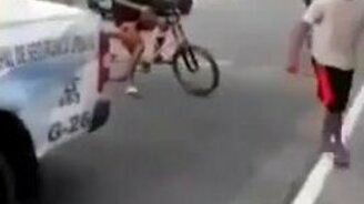 Побег из полицейского авто - смотреть видео (0:18)