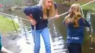 Упала под восторженные крики - смотреть видео (0:35)