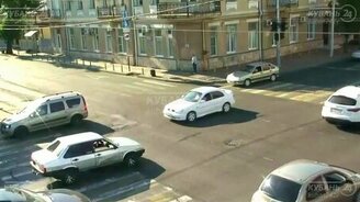 Пешеход спасает себе жизнь - смотреть видео (0:31)