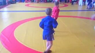 Маленький ловкий самбист - смотреть видео (1:28)