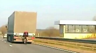 Велосипедист едет со скоростью 90 км/ч - смотреть видео (0:41)