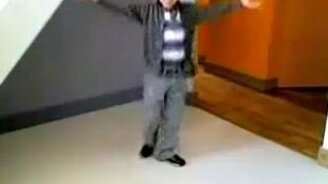 Парнишка танцует - смотреть видео (1:06)