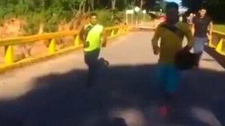 Успели уйти с моста - смотреть видео (1:04)