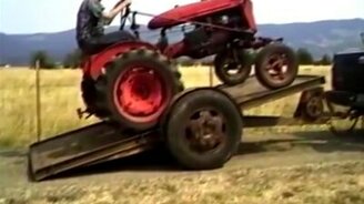 Несколько казусов с тракторами - смотреть видео (1:20)