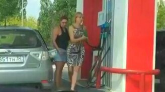 Две девушки заправляются - смотреть видео (1:27)