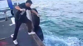 Рыбак хвалится собой - смотреть видео (2:49)