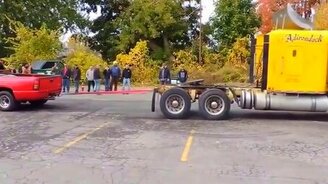 Тягач против пикапа - смотреть видео (2:40)