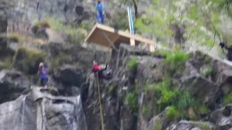 Опасный рекордный прыжок в воду - смотреть видео (0:45)