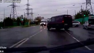 Удачное избежание ДТП - смотреть видео (4:05)