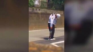 Уснул в стоячей позе - смотреть видео (0:10)