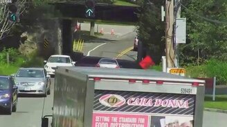 Грузовик не прошёл по габаритам под мостом - смотреть видео (0:36)