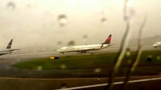 В самолёт ударяет молния - смотреть видео (0:37)