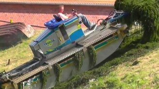 Плавающий трактор - смотреть видео (2:12)