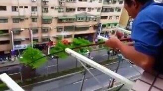 Рыбалка с балкона - смотреть видео (0:29)