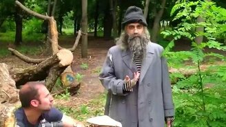 Бомж атакует фотографа - смотреть видео (2:05)