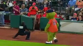 Охранник показал класс танца - смотреть видео (1:26)