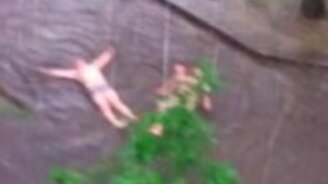 Мужики купаются в дворовой луже - смотреть видео (0:35)