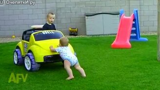 Малыш - будущий регулировщик - смотреть видео (0:20)