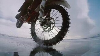 На мотоциклах по снежным просторам - смотреть видео (2:35)