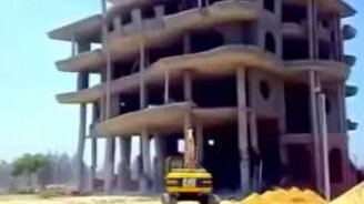 Опасный снос здания - смотреть видео (0:44)
