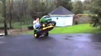 Трюкач на газонокосилке - смотреть видео (0:33)