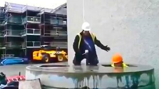 Строители играются - смотреть видео (0:44)