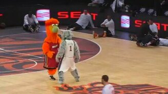 Два талисмана соперничают - смотреть видео (3:56)