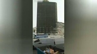 Многоэтажный дом рухнул на глазах у очевидцев - смотреть видео (1:29)