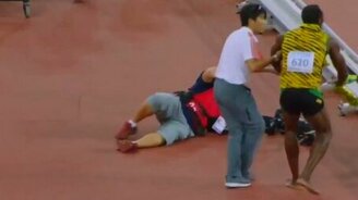 Оператор сбивает спортсмена - смотреть видео (0:58)