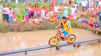 Узкая велотропа над лужей - смотреть видео (2:43)