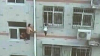 Случайный прохожий стал местным героем - смотреть видео (0:32)