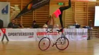 Акробатка на велике - смотреть видео (5:46)