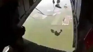 Неудачный прыжок парашютиста - смотреть видео (1:11)