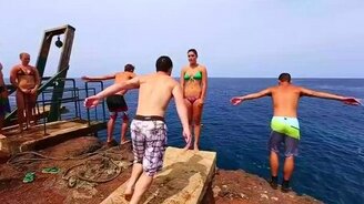 Красивый массовый прыжок в воду - смотреть видео (0:06)