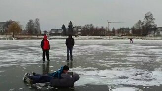 Молодёжь поджигает метан на озере - смотреть видео (2:12)