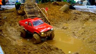 По грязи на радиоуправляемом авто - смотреть видео (1:17)